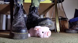 Toy esmagando com botas plataforma Doc Martens (Trailer)