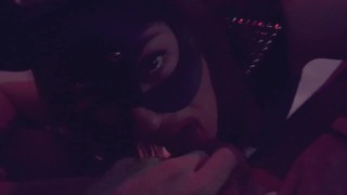 Lilly Devil slet in BDSM-masker zuigt hartstochtelijk lul, likt ballen, rimming en kreunt ervan
