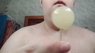 Русский гей-подросток сосет и ест эскимо, сделанное из его собственной спермы
