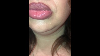 Maman Applique Du Brillant À Lèvres Sur DSL