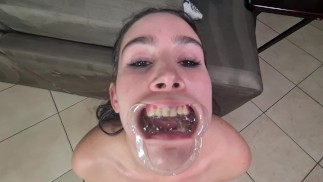 用唇部牵开器漱口和喝尿