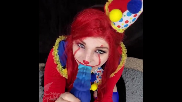 Крошечный юный клоун принимает ОГРОМНЫЙ кримпай от БОЛЬШОЙ игрушки Bad Dragon