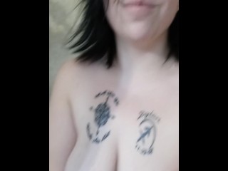 Котенок чуть не писает сам