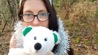Winter Princess y papá mean juntos en un oso Teddy en el bosque