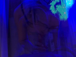 Sucer la bite dans des lunettes. Doggy style. obtient sperme dans sa bouche