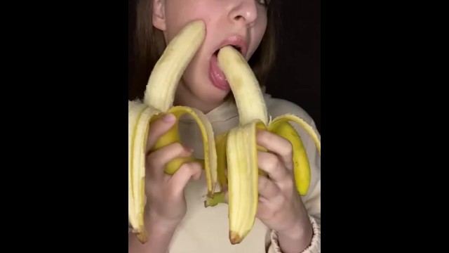 Girl Sucking Banana - Double Banana Blow Job. Sucking and Drooling - Pornhub.com