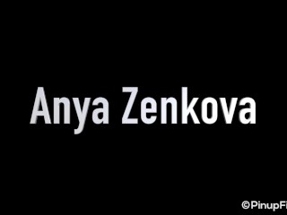 Anya Zenkova aime et montre ses gros seins sur le bord de la mer