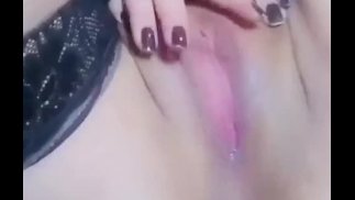 Молодая готическая кукла демонстрирует свою тугую розовую киску