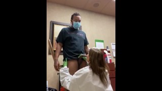 Une docteur brune sexy fourre la bite de son patient dans sa bouche
