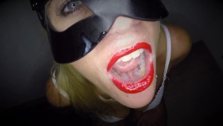 Голландская блондинка сосет член, кончает в рот и глотает его