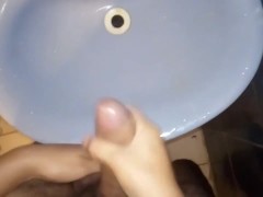 Un nueva paja, esta vez hago acabar a mi marido en el baño despues de lavarse los dientes