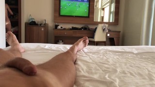 Guardare una partita di calcio interrotta da un sesso appassionato con una bionda stretta
