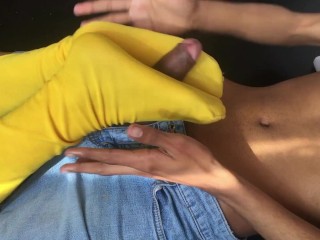 Footjob in Gelben Strümpfen