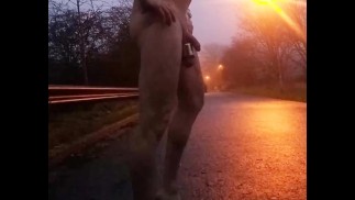 Nur Netzstrümpfe und extreme Ballgewichte auf der Straße