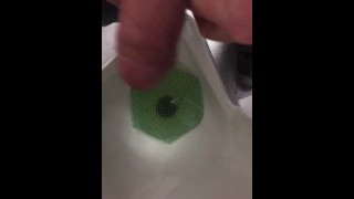 Orinando en un urinario público, estaba a punto de masturbarse pero otro chico entró, tuve que dejar de grabar.