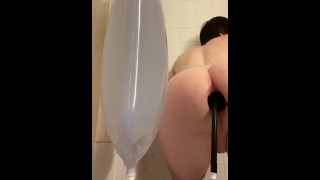 Joven Sissy inserta un plug anal inflable masivo