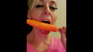 CHUBBY THICK MILF GILF AMATEUR PORN STAR HOUSEWIFE GIVES POPSICLE A PROPER BLOWJOB