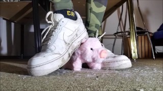 Toy aplastamiento con zapatillas Nike AF1 (Trailer)