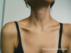 Comiendo un durazno jugoso y mostrando mis venas del cuello