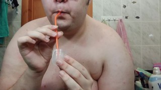 Mollige Russische man trekt zich af en eet eigen sperma