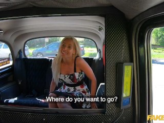 Faux taxi blonde emily brillant a sa douce chatte humide pilée par un chauffeur de taxi