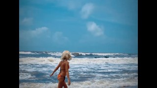 Tik Tok. Strand voyeur kijkt naar Blonde tiener geniet topless in de golven. 