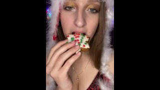 Masticando galletas navideñas. Fetiche de comida 