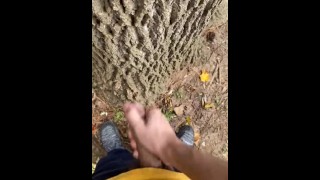 Tiener trekt zich af achter een boom en komt erin klaar