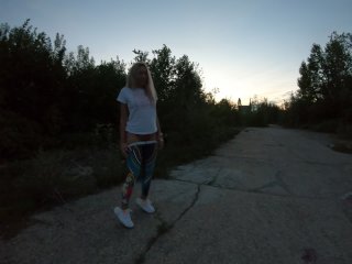 Показывает жопу на публике и трахает свою ее пальцами