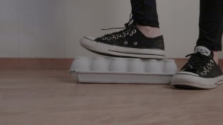 Schiacciare il cartone delle uova | Scarpe da ginnastica Converse