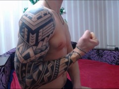 парень, показывает мышцы на камеру, играет с сиськами, отжимается на 1 руке - Screenshot 8 of 16 - Muscle Guy