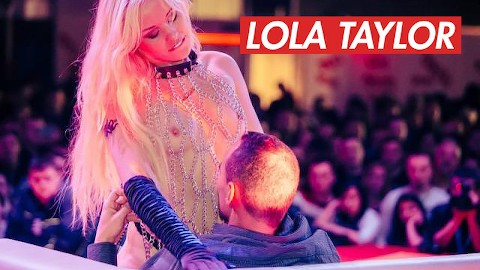 Lola Taylor en direct sur scène et pipe en extérieur