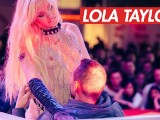 Lola Taylor en direct sur scène et pipe en extérieur