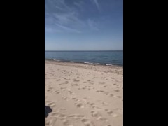 Девушка уговорила за деньги показать свой член и потанцевать голой на пляже - Screenshot 9 of 16 - Dancing Naked