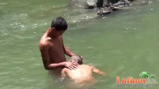 Garoto gay exótico fode seu amigo na água