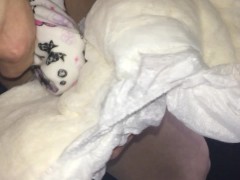 030 パンティをかぶせ、おもらししたおむつを巻き付けてオナニー！
