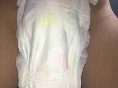 030 パンティをかぶせ、おもらししたおむつを巻き付けてオナニー！ - Screenshot 9 of 16 - 女装