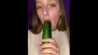 吮吸黄瓜。深喉和吐痰