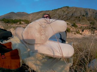 Barefoot in the Countryside!! Sexy soles feet!