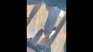 注意：如果这个 twink 一直像这样射精，将需要一个潮湿的地板标志