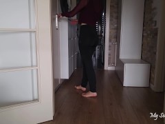 Video Horny MILF in yoga pants has no money to pay the delivery guy - quickie sex with clothes