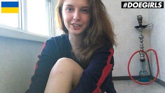 DoeGirls - Sienna Kim Petite Ukrainian fingert ihre nasse rosa Muschi zu Hause