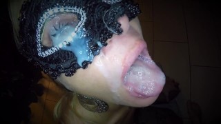 Nederlands meisje met naald doorboorde tieten zuigt lul en krijgt zijn sperma in haar oog