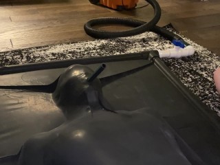 NETTES MÄDCHEN IN LATEX VACBED CUMS ÜBER UND ÜBER