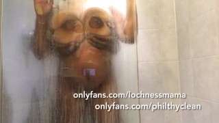 Lochnessmama chupando polla en la ducha gran Titty burlas