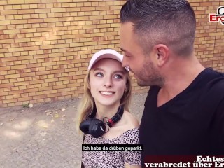 18 Jaar Oude Kleine Verlegen Toeristische Tiener Wordt Opgepikt Van Duitse Macho in Berlijn
