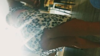 Babe hat nichts dagegen, ihren bei jedem Pool-Shot in der Bar zu zeigen
