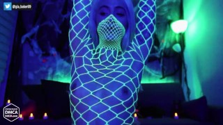 Gia_Baker danst in neon