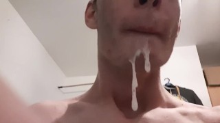 Mijn sperma slikken en uitspugen nadat ik mijn gezicht een facial gaf