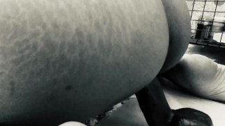 Скачет на этом члене задом наперед 